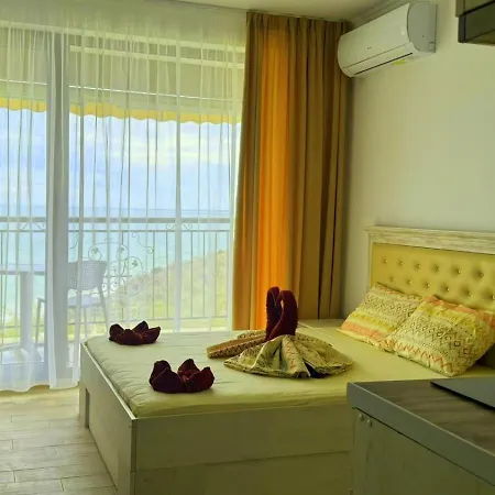 דירה и студия в комплекс акротирия נסבר