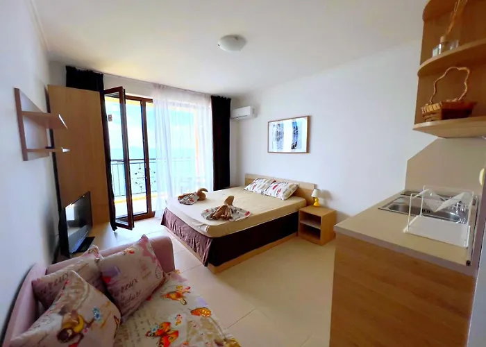 Lejlighed и студия в комплекс акротирия *