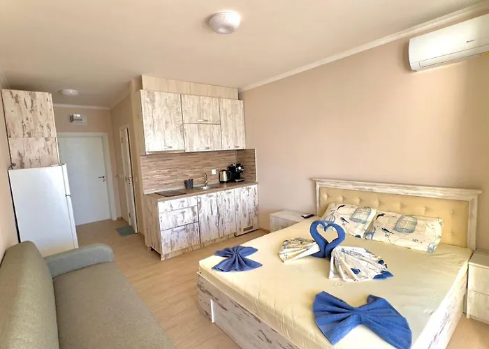 Lejlighed и студия в комплекс акротирия *